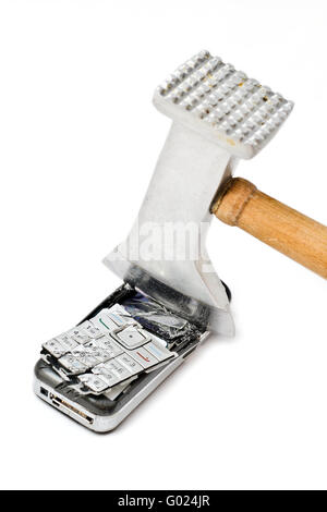 Tenerizzatore smashing telefono cellulare isolato su sfondo bianco Foto Stock