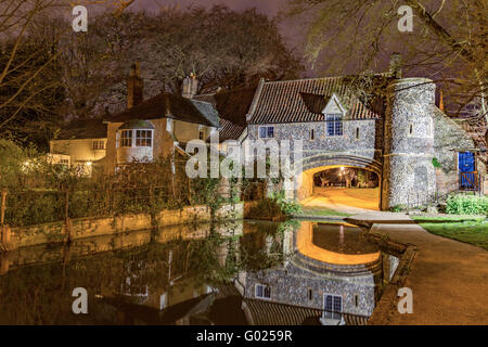 Il XV secolo tira il traghetto di notte, l'acqua porta per Norwich Cathedral, sul fiume Wensum, Norwich, Norfolk, Inghilterra, Regno Unito Foto Stock