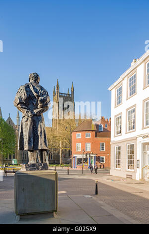 La statua di Sir Edward William Elgar guardando verso la cattedrale di Worcester, Worcestershire, England, Regno Unito Foto Stock