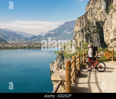 Due ciclisti guardare il panorama dalla mitica Ponale sentiero in Riva del Garda, Italia. Foto Stock