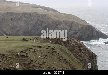 Walker su Arranmore Island, County Donegal, Irlanda. Foto Stock