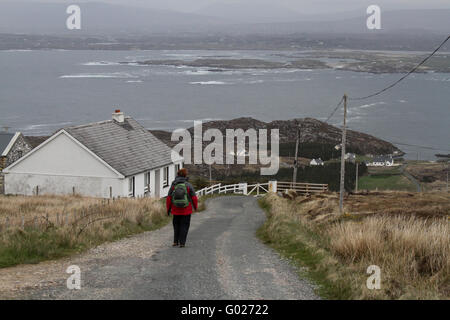 Walker su Arranmore, County Donegal. Foto Stock