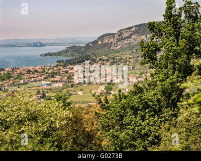 Il lago di Garda e Garda viste sulla città dalle colline circostanti Foto Stock
