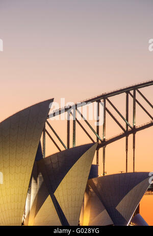 Sydney Opera House e Harbour Bridge di notte al crepuscolo Tramonto Tramonto Sydney New South Wales NSW Australia Foto Stock