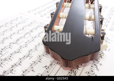 Primo piano la chitarra classica paletta e note Foto Stock