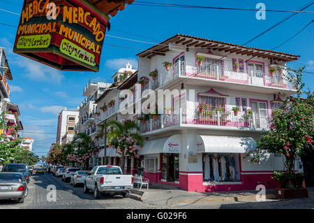 Città Vecchia Zona Romantica Puerto Vallarta street scene con rosa e bianco edificio w/balconi, Mercado Municipal città segno del mercato Foto Stock