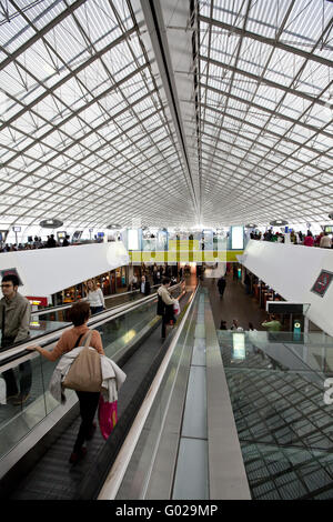 Duty free area e sala di attesa nella sala partenze del Terminal 2 i voli a lungo raggio Foto Stock