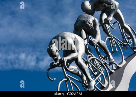 Tre i ciclisti in un pendio Foto Stock