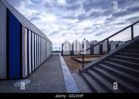 Cabine sulla spiaggia, sul lungomare di Yport, Normandia Foto Stock