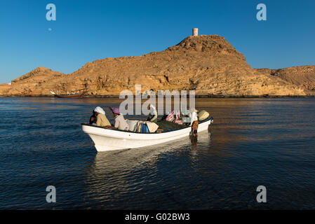 I pescatori portando le loro catture, Sur, Oman. Foto Stock