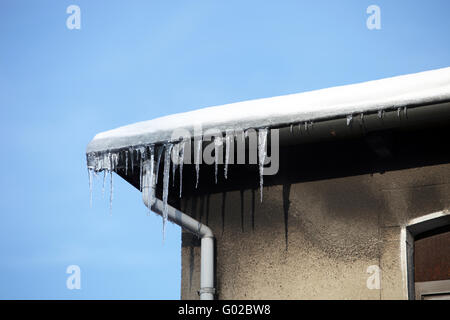 Gefährliche Eiszapfen am Haus-Dangerous ghiaccioli sulla casa Foto Stock