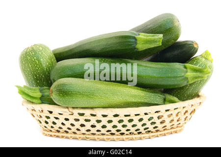 Fresco verde di piccole dimensioni le zucchine in un cestello Foto Stock