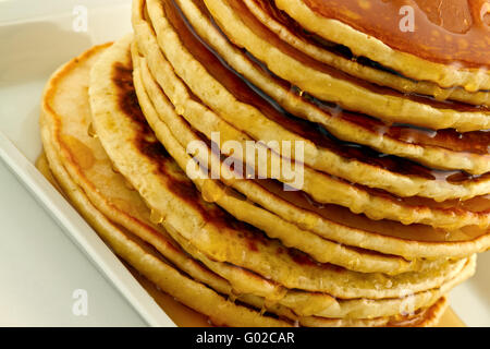 Pila di pancake con sciroppo Foto Stock