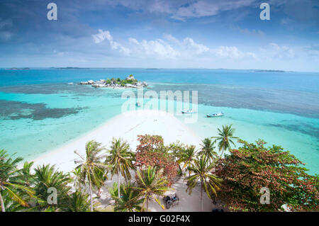 Claudy giorno in Belitung's Beach - La vista dalla parte superiore del faro in Lengkuas isola. Foto Stock