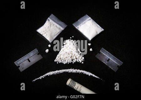 Composizione di cocaina, rasoio e laminati bill, Ma Foto Stock