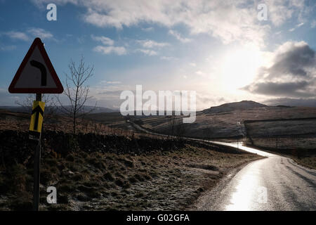 Il moncone Croce, North Yorkshire, Regno Unito - 28 Aprile 2016: La neve cade sul tour de Yorkshire strada percorso di gara al moncone croce. Foto Stock