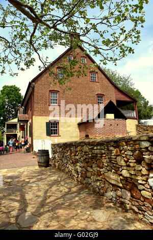 Vecchia Salem, North Carolina: scuola bambini visitando la Storica C. Winkler panificio costruito nel 1800 Foto Stock