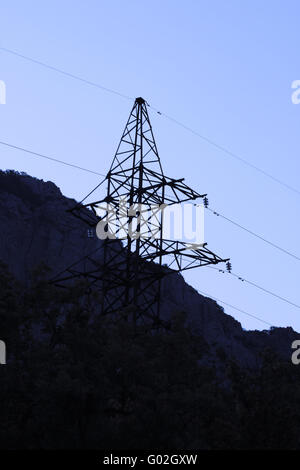 Linea elettrica di alimentazione (tensione alta torre) sul cielo blu Foto Stock