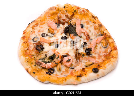 Pizza con formaggio, salsa una mafia, una crema di carciofi, gamberi, cozze, olive, Salsa di pesto, pomodori secchi e un salmone Foto Stock