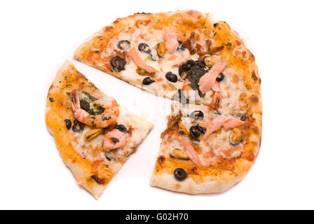 Pizza con formaggio, salsa una mafia, una crema di carciofi, gamberi, cozze, olive, Salsa di pesto, pomodori secchi e un salmone Foto Stock