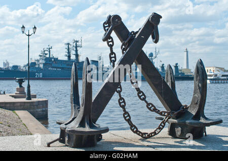 Ancora sul molo sul mare sullo sfondo a Kronstadt Foto Stock