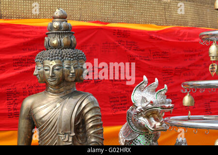 Statua dorata di Buddha con molte facce. Golden Mount temple Foto Stock