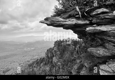 In bianco e nero di un roccioso weathered cliff a sbalzo da un'Appalachian picco a nonno Mountain Foto Stock