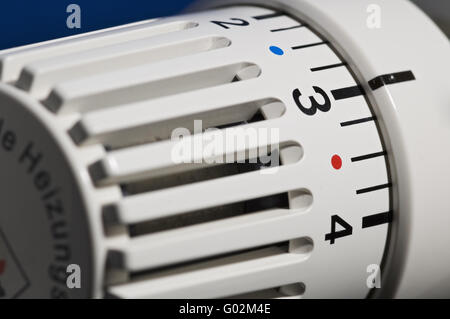 Valvola termostatica sul radiatore Foto Stock