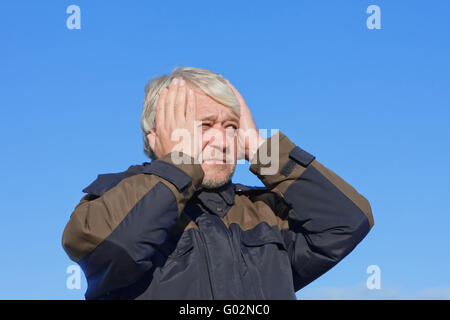 Ritratto di uomo di mezza età sul cielo blu dello sfondo. Foto Stock