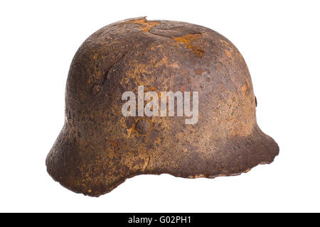 Antico tedesco fashists casco di tempi della seconda grande guerra mondiale su uno sfondo bianco con percorso di clipping. Foto Stock