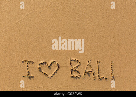 Io amo Bali - la scritta a mano sulla spiaggia di sabbia. Foto Stock