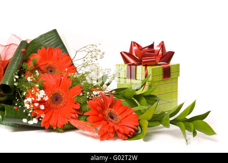 Magnifico bouquet gerbera e presente sulla scatola di un bianco Foto Stock