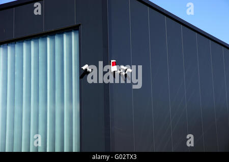 -Telecamera di sorveglianza e sistema di allarme su una sede, Foto Stock