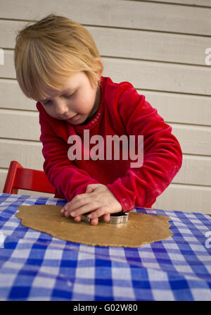 Bambino rendendo gingerbread cookie Foto Stock