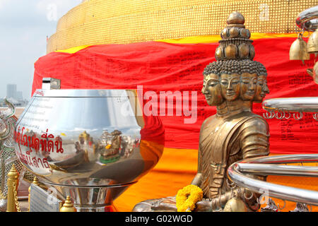 Statua dorata di Buddha con molte facce. Golden Mount temple Foto Stock