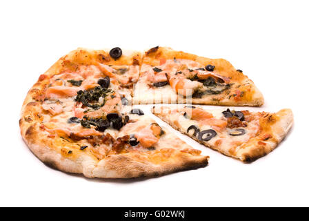 Pizza con Motstsarella grezzo, salsa una mafia, una crema di carciofi, gamberi, cozze, olive, Salsa di pesto, i pomodori essiccati Foto Stock