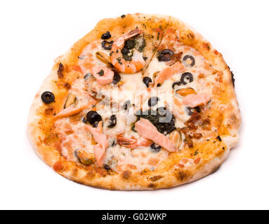 Pizza con Motstsarella grezzo, salsa una mafia, una crema di carciofi, gamberi, cozze, olive, Salsa di pesto, i pomodori essiccati Foto Stock