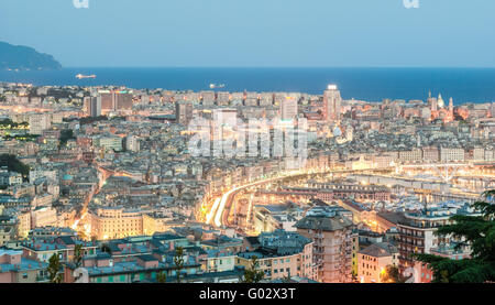 Vista aerea di Genova durante le ore di colore blu Foto Stock