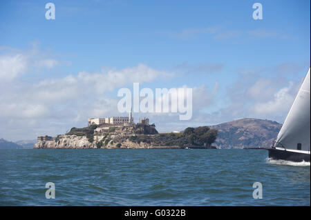 Prua della barca passando l'isola di Alcatraz a San Francisco Bay Foto Stock