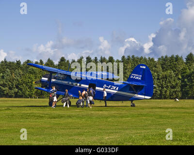 I passeggeri del trasporto aereo Antonov d'imbarco un-2 su Wyk Airfie Foto Stock