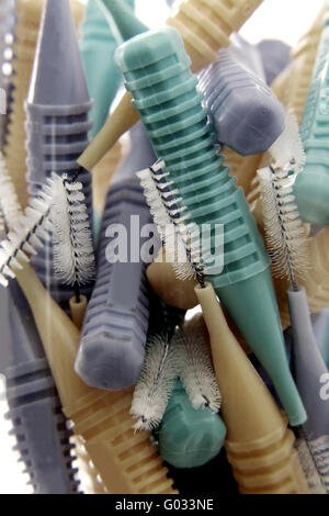 Poco spazzolini da denti in un bicchiere Foto Stock