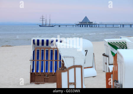 Mar Baltico Spiaggia di Ahlbeck con Pier e barca Foto Stock