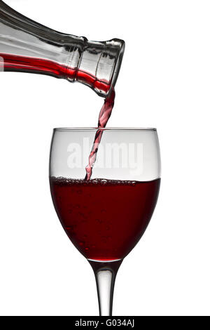 Vino rosso versando in giù da un vino decanter Foto Stock