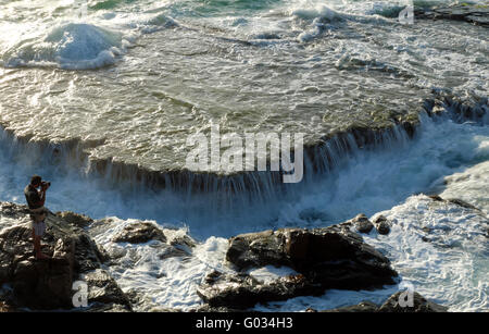 Meravigliosi paesaggi marini a Nui Chua national park, Ninh Thuan, Viet Nam, onde sulla roccia, cadono in Hang Rai all'alba, capolavoro del Vietnam beach per i viaggi Foto Stock