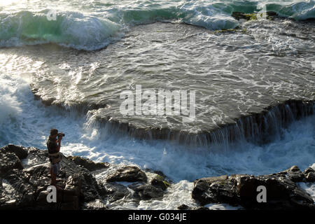 Meravigliosi paesaggi marini a Nui Chua national park, Ninh Thuan, Viet Nam, onde sulla roccia, cadono in Hang Rai all'alba, capolavoro del Vietnam beach per i viaggi Foto Stock