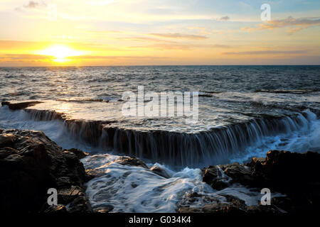 Meravigliosi paesaggi marini a Nui Chua parco nazionale di Ninh Thuan, Viet Nam, onde sulla roccia di grandi dimensioni, creare fantastici rientrano in Hang Rai presso sunrise Foto Stock