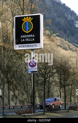 Segno di benvenuto in catalano all'entrata di Andorra Foto Stock