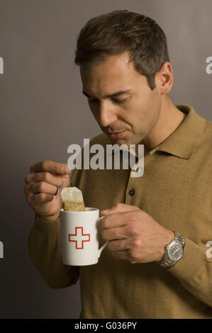 L'uomo bere il tè Foto Stock