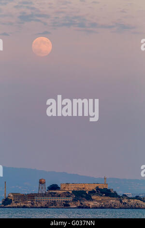 Luna piena ascesa sopra la prigione di Alcatraz Foto Stock