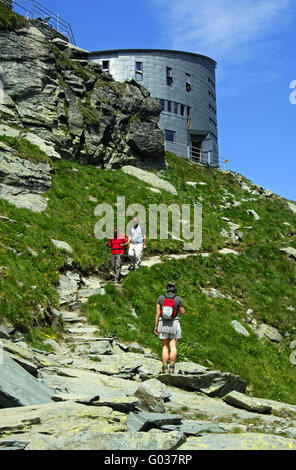 Gli escursionisti al rifugio Velan, Vallese, Svizzera Foto Stock